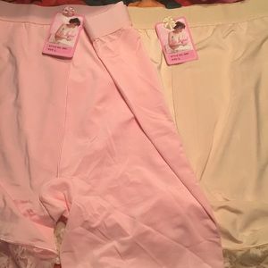 2 Ann Diane Women’s panties 💕💕